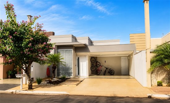 Casa de alto padrão em condomínio fechado em Birigui/SP